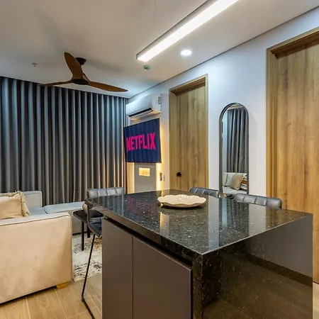 Front - Luxury High Rise - Dubai Style Apartment *